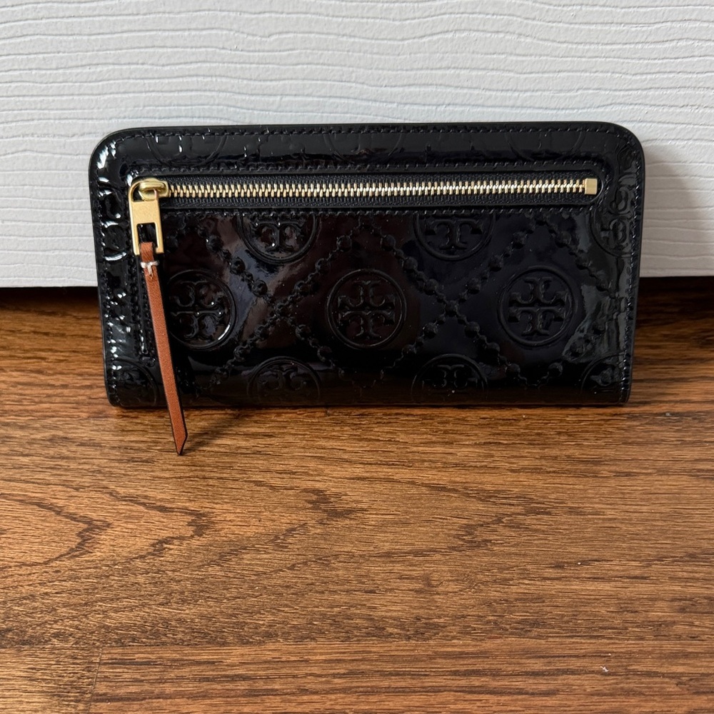 Tory burch Black Patent Leather Wallet with Gold Zipper excellent condition